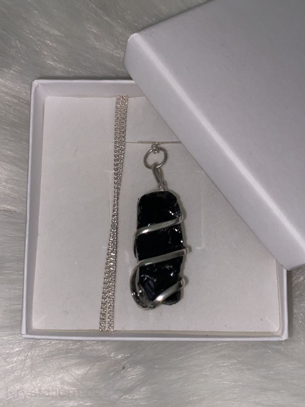 Omotaný náhrdelmík Onyx černý surový