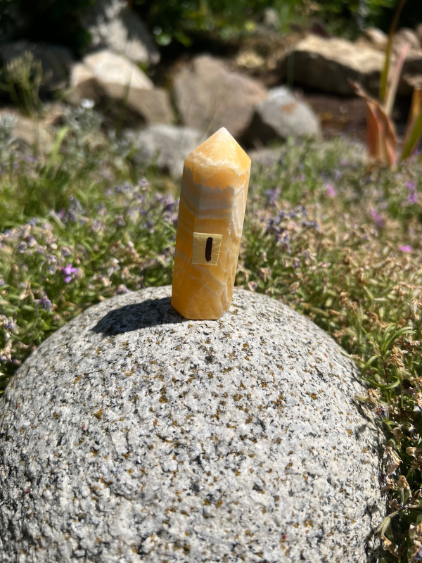 KALCIT oranžový obelisk I 64g