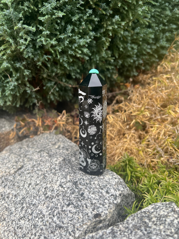 obelisk obsidián luxus