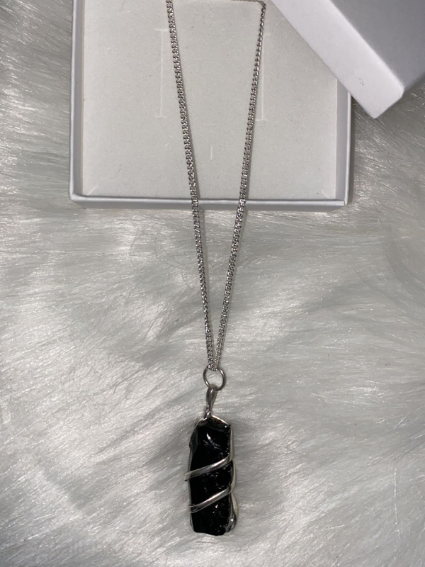 Omotaný náhrdelmík Onyx černý surový