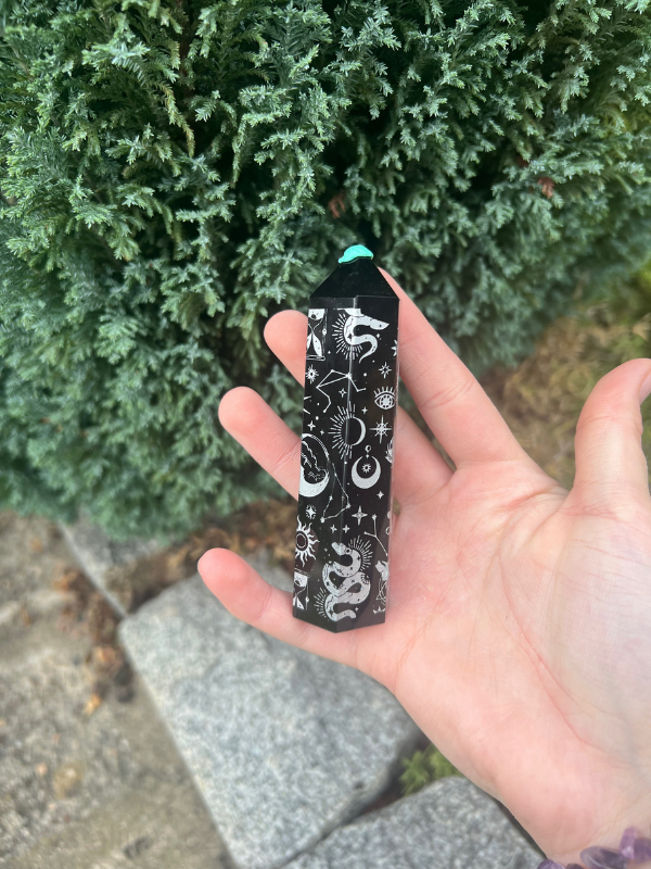 obelisk obsidián luxus