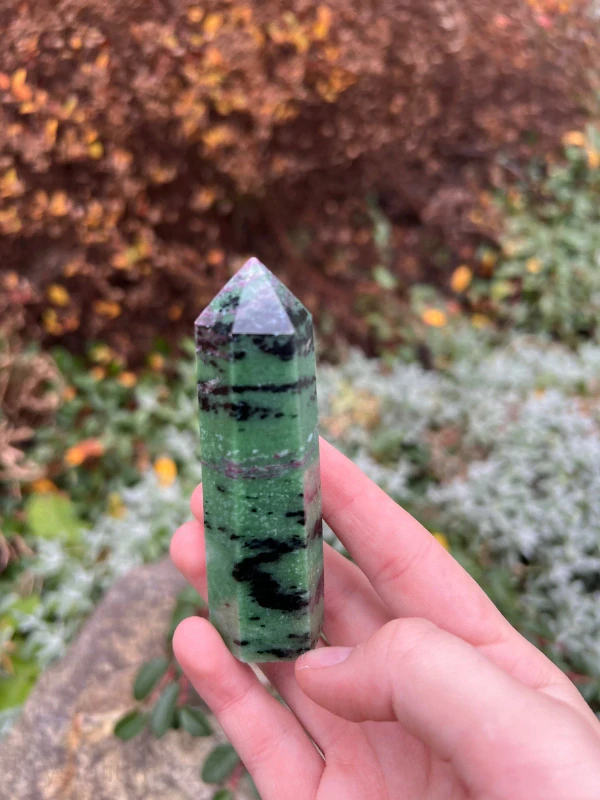 Rubín v zoisitu OBELISK konkréní kus
