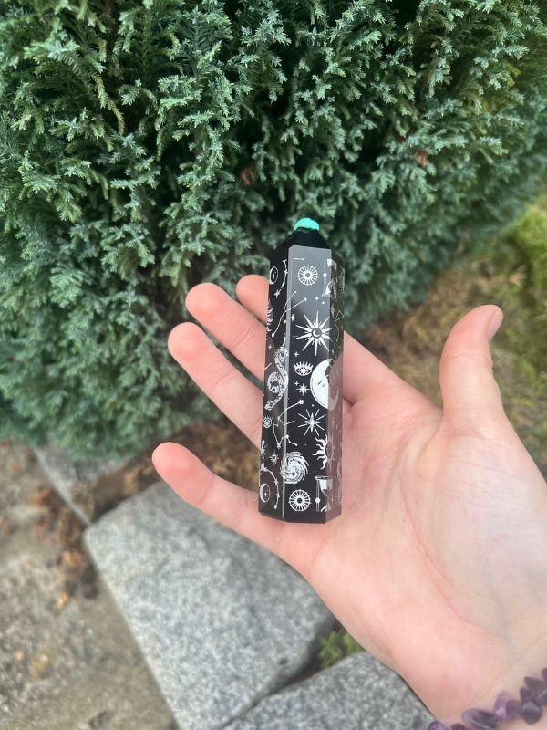 obelisk obsidián luxus
