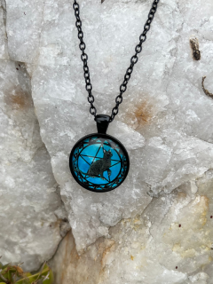 Amulet černá kočka modré pozadí
